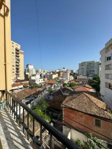 uma vista para a cidade a partir de uma varanda em Sol Central Apartament em Durrës