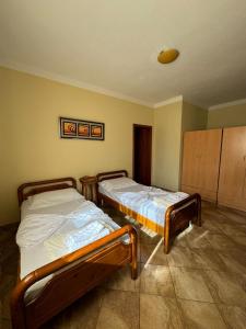 a room with two beds in a room with at Sol Central Apartament in Durrës