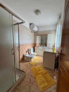 uma casa de banho com um WC e um lavatório em Sol Central Apartament em Durrës