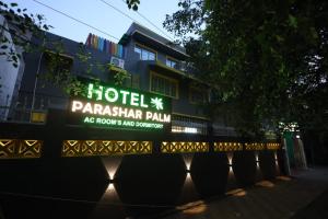un panneau douloureux hotelasantpalpal devant un bâtiment dans l'établissement Hotel Parashar Palm, à Nagpur