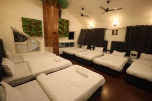 une chambre avec quatre matelas et une chambre avec dans l'établissement Hotel Parashar Palm, à Nagpur