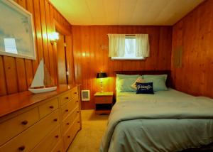 Postel nebo postele na pokoji v ubytování The Blue Lagoon(1 king,1 queen bed,1 bath , near Niagara Falls & Olcott)