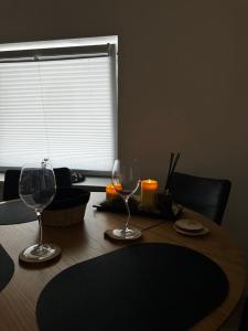 een tafel met twee wijnglazen en een kaars erop bij Wohnung im Herzen von Immenstadt im Allgäu in Immenstadt im Allgäu