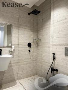 La salle de bains est pourvue d'une douche, de toilettes et d'un lavabo. dans l'établissement Kease Yasmin F-3 Lusso Hejaz AG60, à Riyad