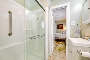 インディアナポリスにある1925 Bungalow-Style Home about 2 Mi to Downtown Indy!のシャワーと洗面台付きのバスルーム +19枚の写真