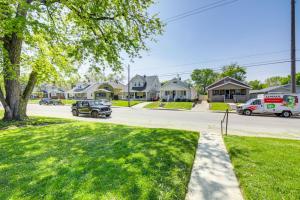 インディアナポリスにある1925 Bungalow-Style Home about 2 Mi to Downtown Indy!の木のある住宅街の通り