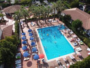 an overhead view of a swimming pool with people and umbrellas at Villaggio Turistico La Mantinera - Residence in Praia a Mare