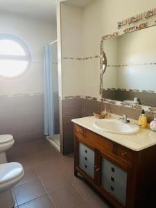 Bilik mandi di casa camino real +9 gambar