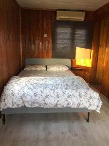 アンタルヤにあるErkal Pensionの木製の壁のベッドルーム1室(大型ベッド1台付)
