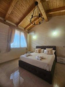 um quarto com uma cama grande e uma janela grande em Golden house sicily em Catânia