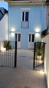 un bâtiment blanc avec une porte devant dans l'établissement Antonella Luxury Art Apartment, à Viareggio