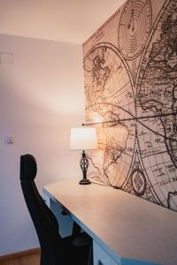 - un bureau avec une lampe et une carte murale dans l'établissement Diana Resort, à Timişoara