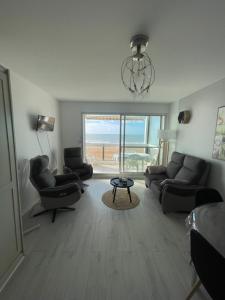 Ruang duduk di Appartement avec vue mer