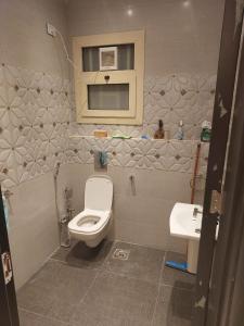 un piccolo bagno con servizi igienici e lavandino di 2bedroom Apartment and compond Al Khamail a Sheikh Zayed