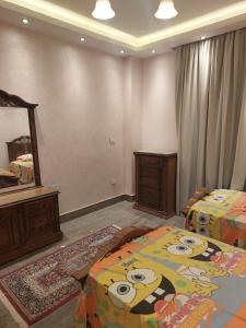 una camera con due letti e un grande specchio di 2bedroom Apartment and compond Al Khamail a Sheikh Zayed