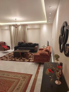 un soggiorno con divano e tavolo di 2bedroom Apartment and compond Al Khamail a Sheikh Zayed