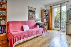 Гостиная зона в Appartement de charme de 60 m2 entre Montmartre et Batignolles