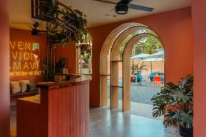 Habitación naranja con arco, mesa y sillas en Hotel Amavi, en Jacó 37 fotos más