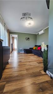 sala de estar con sofá y suelo de madera en ATETA Tiny House, 