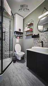 een badkamer met een toilet, een wastafel en een douche bij ATETA Tiny House 