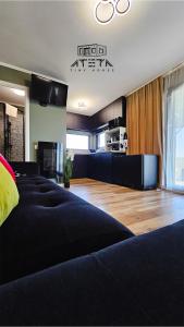 sala de estar con cama y suelo de madera en ATETA Tiny House, 