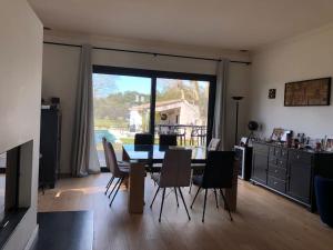 RognesにあるProche Aix-en-Provence maison avec piscine - 10 personnesのテーブルと椅子のあるキッチンとダイニングルーム