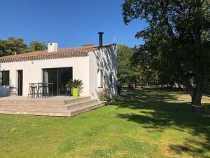 RognesにあるProche Aix-en-Provence maison avec piscine - 10 personnesの小さな白い家