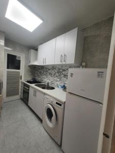 Kuchyňa alebo kuchynka v ubytovaní apartamento Alma