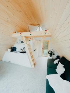 - une chambre avec une mezzanine dans une maison dans l'établissement A-frame Forest Nest, à Cerklje na Gorenjskem