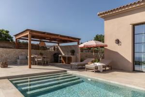 uma casa com uma piscina e um pátio em Montesea - Luxury Nature Villas em Vasilikos