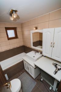 La salle de bains est pourvue d'un lavabo, de toilettes et d'une baignoire. dans l'établissement Diana Resort, à Timişoara