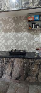 Un mostrador en una cocina con una pared en Aster service Apartments, en Bangalore