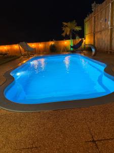 una gran piscina azul por la noche en Wonder of sapanca, en Sapanca
