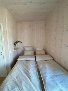 um pequeno quarto com uma cama no canto em Borestranda - Nytt strandhus med 6 sengeplasser! em Klepp