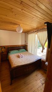 um quarto com uma cama grande e um tecto em madeira em Cabañas con bajada al río em Guayacán