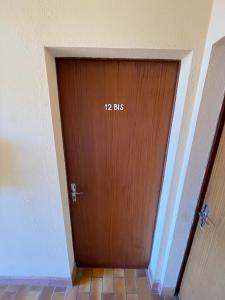 drewniane drzwi z numerem wątpliwości na nim w obiekcie Le D'Artagnan - App 12bis - Balcon w mieście Cazaubon
