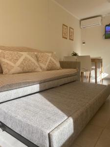 uma cama numa sala de estar com uma mesa em *Viejo Refugio* em Tandil