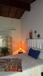 - une chambre avec un lit blanc doté d'une lampe et d'un sidx dans l'établissement HOTEL POUSADA MACHADO, à Frutal