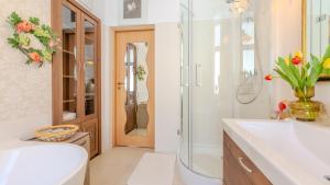 Ένα μπάνιο στο A Piece of History GuestHouse +102 φωτογραφίες