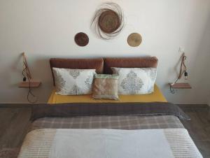 a bedroom with a bed with pillows on it at émeraude au coeur de la marsa plage in La Marsa