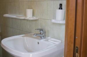 un lavandino da bagno con 2 rotoli di carta igienica di Cifalino - Full Cozy Apartment with Wi-Fi in Catania a Catania