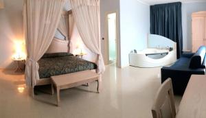 - une chambre avec un lit et une baignoire dans l'établissement UNICO Albatres Palace Salento by Life Resorts, à San Vito dei Normanni