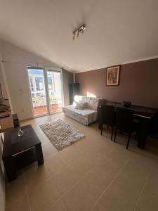 ein Wohnzimmer mit Sofa und Klavier in der Unterkunft Angella apartment Tivat in Tivat