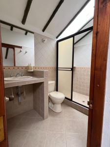 ein Bad mit einem WC und einem Waschbecken in der Unterkunft Apartamento Lewana 2 in Villa de Leyva