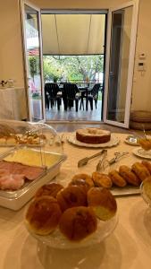 uma mesa com diferentes tipos de pastelarias e tartes em Alemar Bed & Breakfast em Mondello