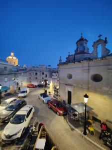 un groupe de voitures garées devant un bâtiment dans l'établissement Traditional Maltese Townhouse in Rabat, à Rabat