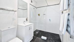 Bilik mandi di Balconies Lakeside on Lake Daylesford +15 gambar