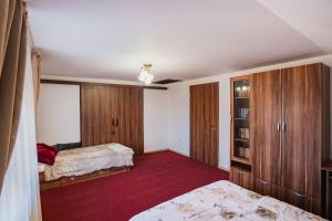 - une chambre avec 2 lits et des placards en bois dans l'établissement Diana Resort, à Timişoara