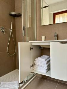bagno con lavandino, specchio e asciugamani di Camere di Bianca a Foligno