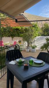 stół z talerzami jedzenia na patio w obiekcie Alemar Bed & Breakfast w mieście Mondello